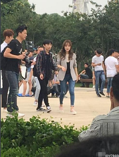 李小璐遭网友偷拍 魔鬼身段秒变五五身