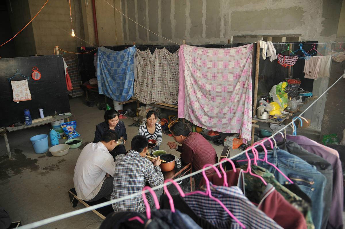 80名男女混住出租房行踪隐秘 警方抓捕现场多人抱头蹲地图片