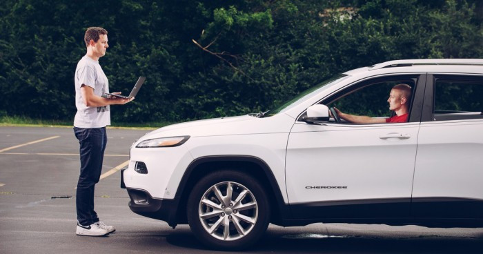 「白帽子黑客们」是怎么「勾搭」汽车厂商的?