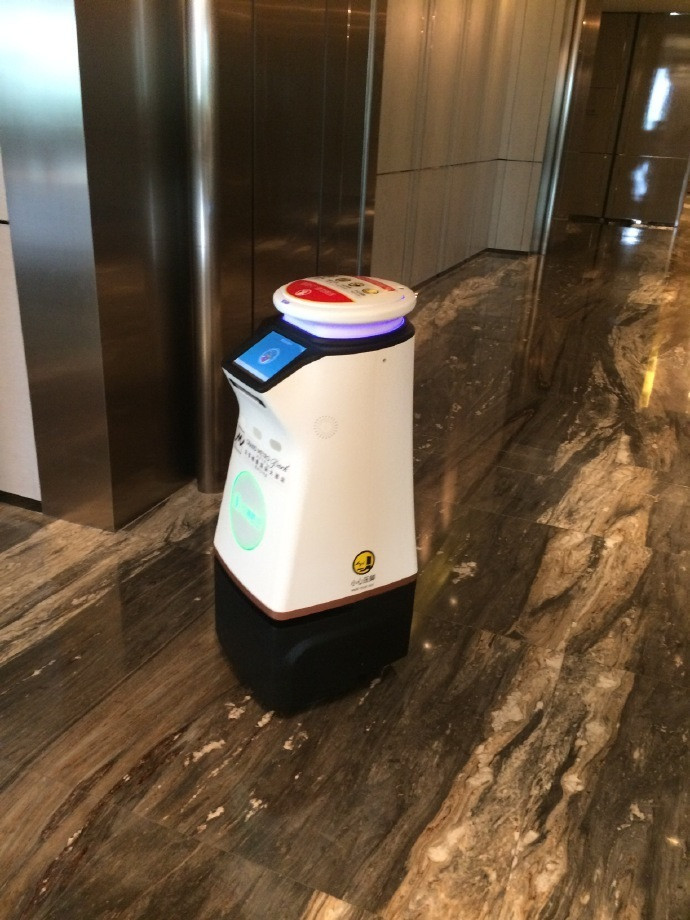 当酒店开始用机器人送水 服务生的饭碗怎么办？