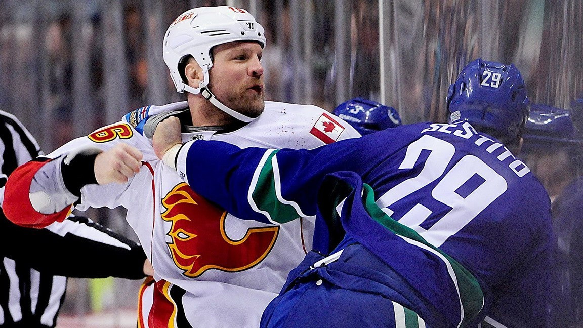 可以单挑的比赛?冰球运动为何允许打架?