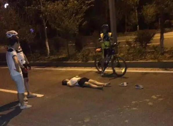 江西一名女子夜跑被自行车撞倒当场死亡