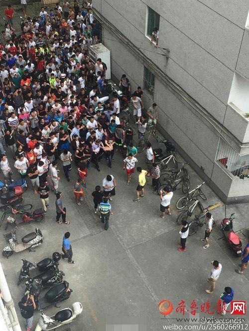 小偷体校行窃遭围堵 衣服被撕烂