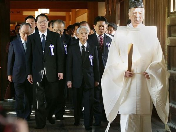 日本国会议员参拜供奉二战日本甲级战犯牌位的东京靖国神社.