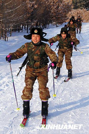 驻守在黑河中俄边境的我军某步兵连组织滑雪训练.