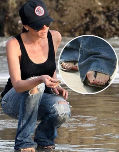 据媒体拍到的照片显示,贝嫂两只脚的大拇指一侧均鼓起大包,好友透露她