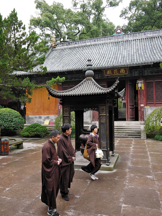 在国清寺参加短期禅修班,听暮鼓晨钟