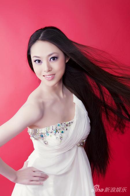 女歌手王妮娜的新歌《开心的日子》mv在央视《中国音乐电视》栏目播出