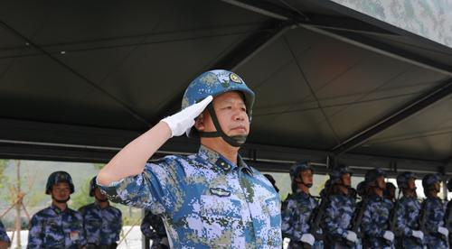 在2015年9月3日的抗战70周年阅兵式上,黄建新少将以东海舰队副参谋长