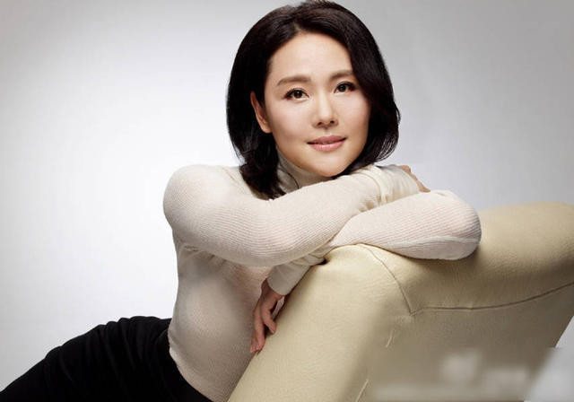 40岁陈莹晒近照 穿深v裙优雅秀事业线