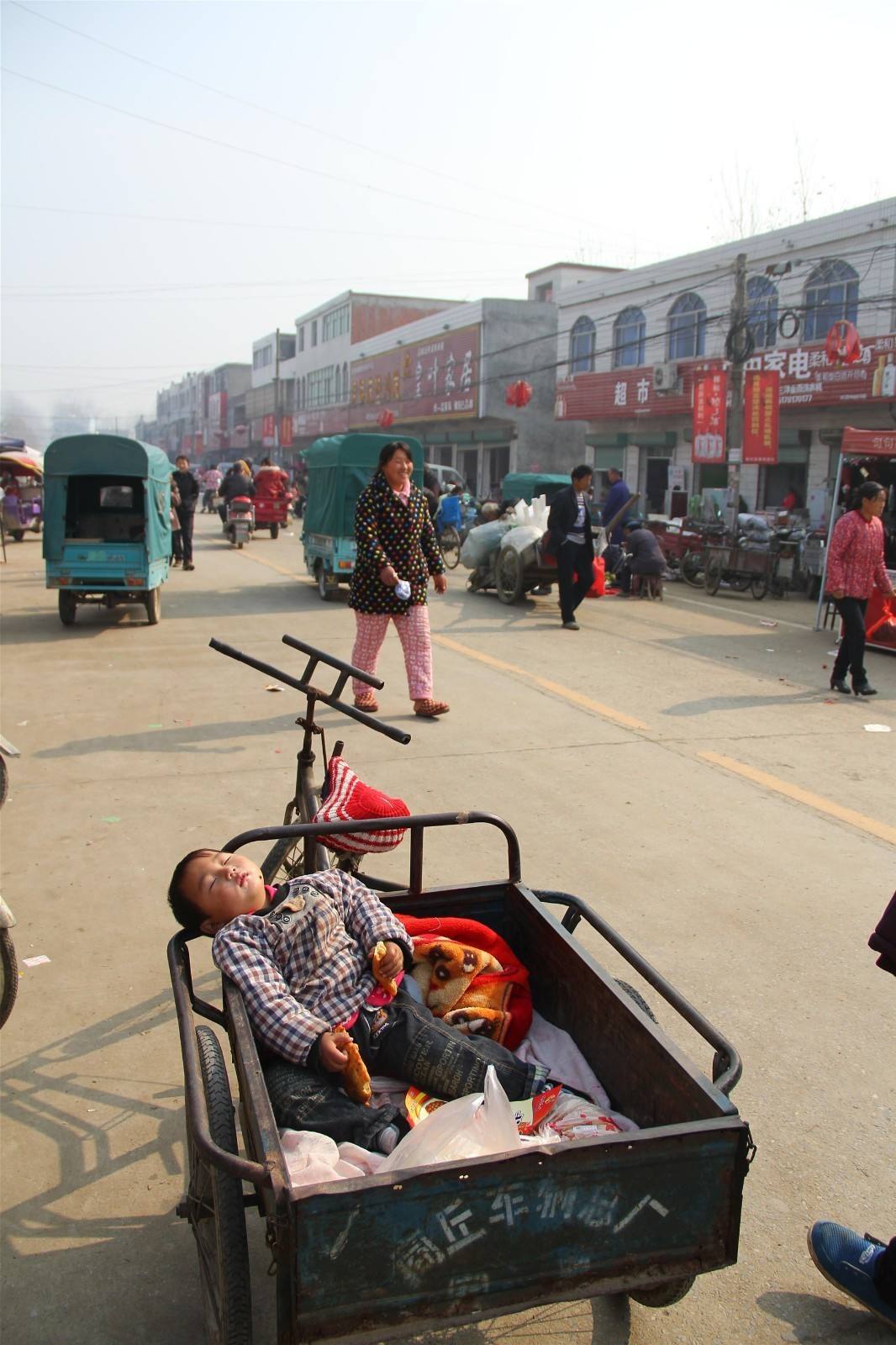 农村孩子这样生活:手拉排车随母亲出摊