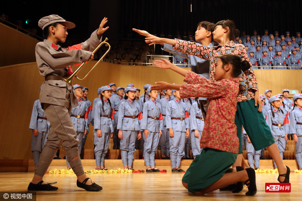 山东小学生集体穿军装唱红歌庆儿童节