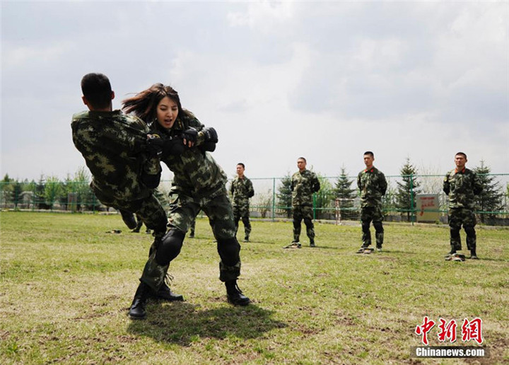 美丽与勇气并存 这个女兵擒拿格斗不输男