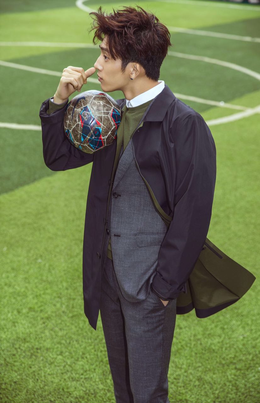 井柏然化身足球少年 .