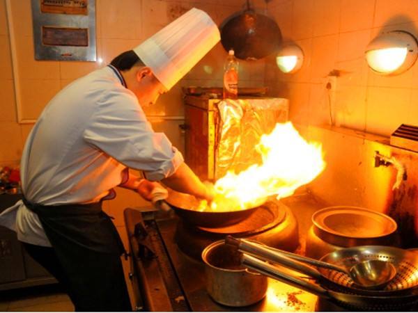 战斗在厨房里的"小鲜肉外交官"