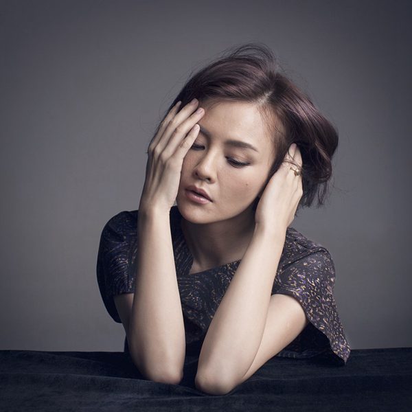 刘孜年龄_刘孜靓丽出游 获儿子亲密香吻