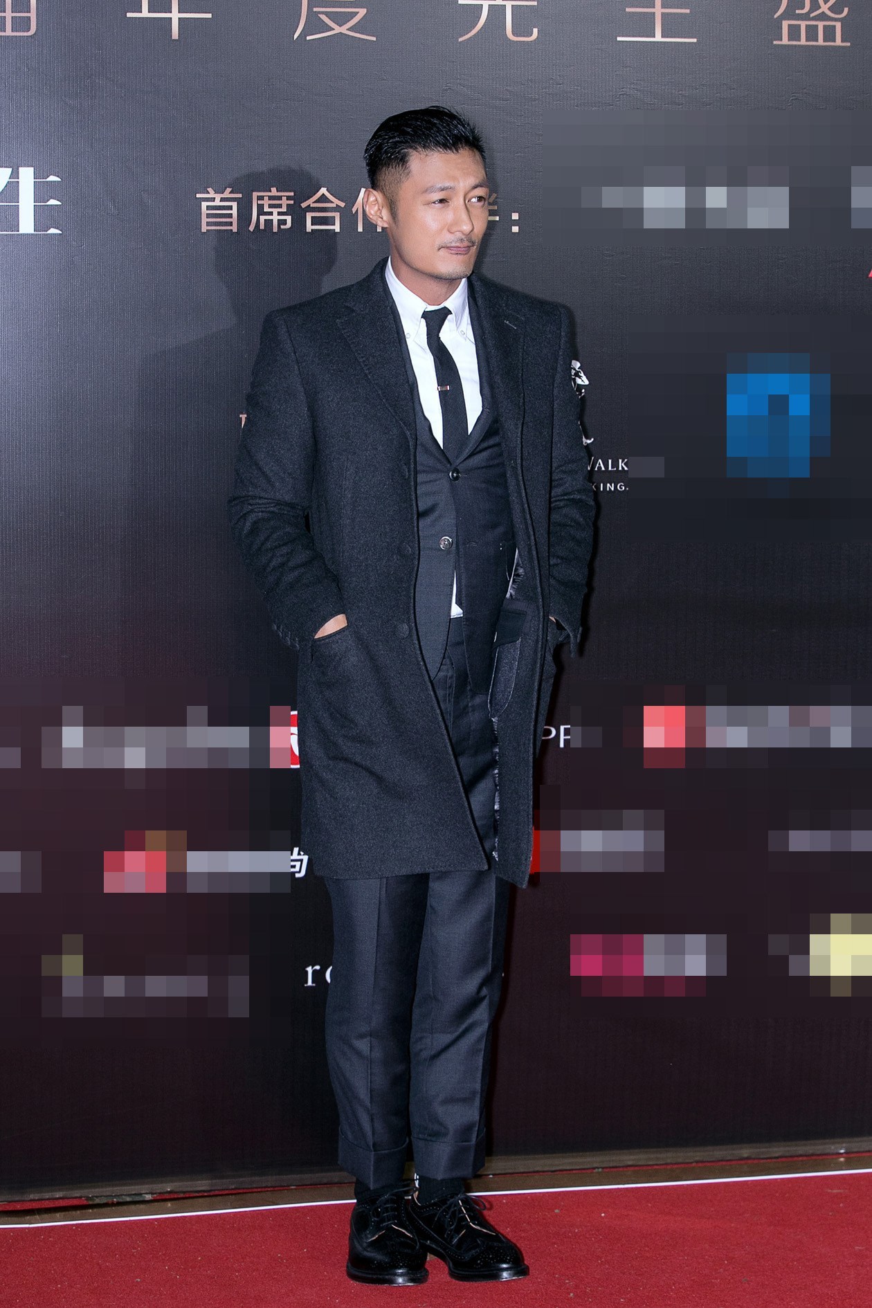 余文乐亮相年度先生红毯