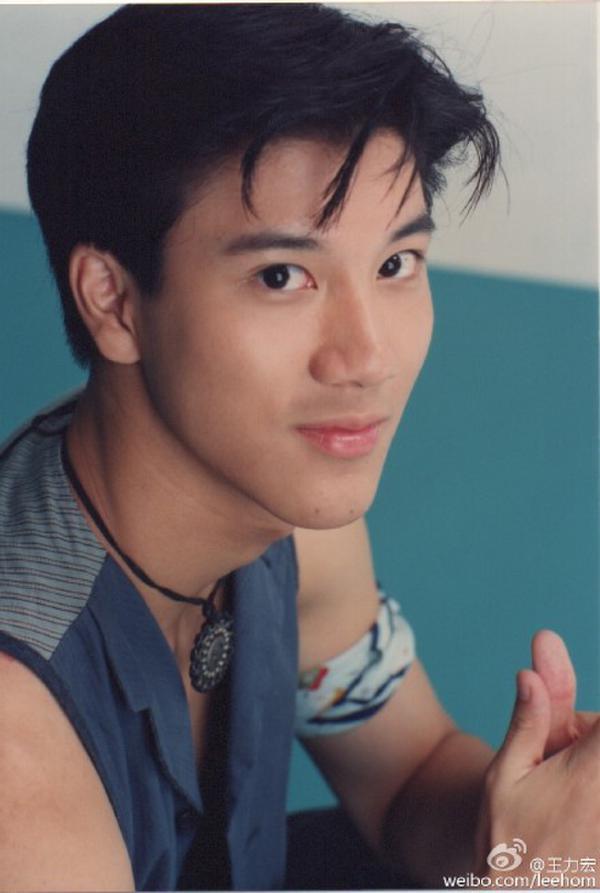 今年是王力宏出道20周年,粉丝看到他小鲜肉时期的照片,夸他20年来几乎