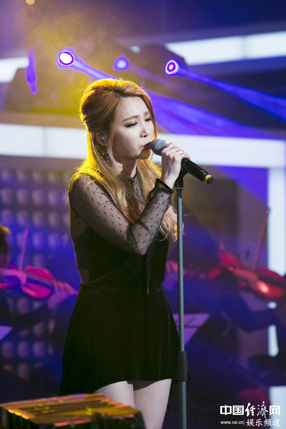 赵权和佳人因曾在节目《我们结婚了》中扮演过假想夫妇而被大家亲切的