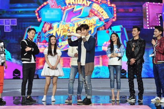 uniq周艺轩李汶翰综艺秀 展队友相爱相杀