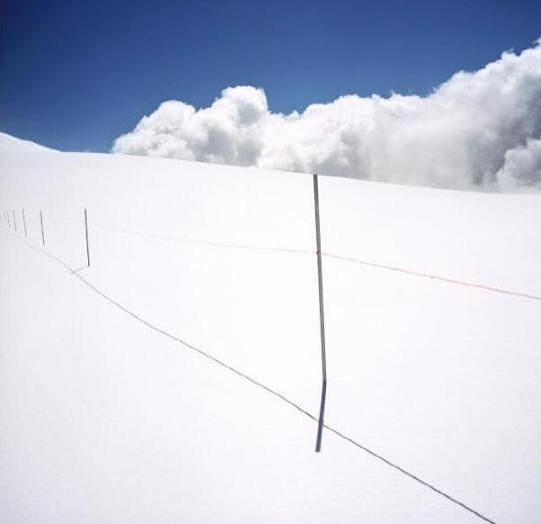 瑞士和意大利的边界线位于阿尔卑斯山上,一片白茫茫的雪山上居然有条