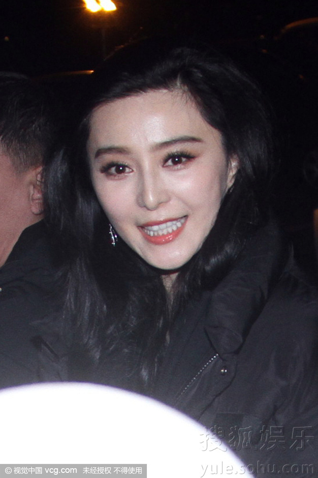 范冰冰遭众人围堵拍照 心情好露灿笑大方任拍