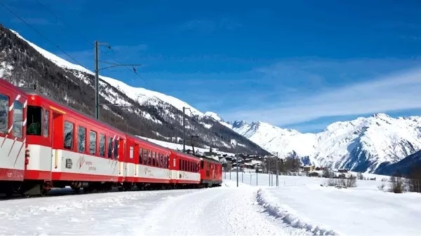 矗立在海拔3454米的少女峰火车站是欧洲最高的火车站,从外观来看,绝对